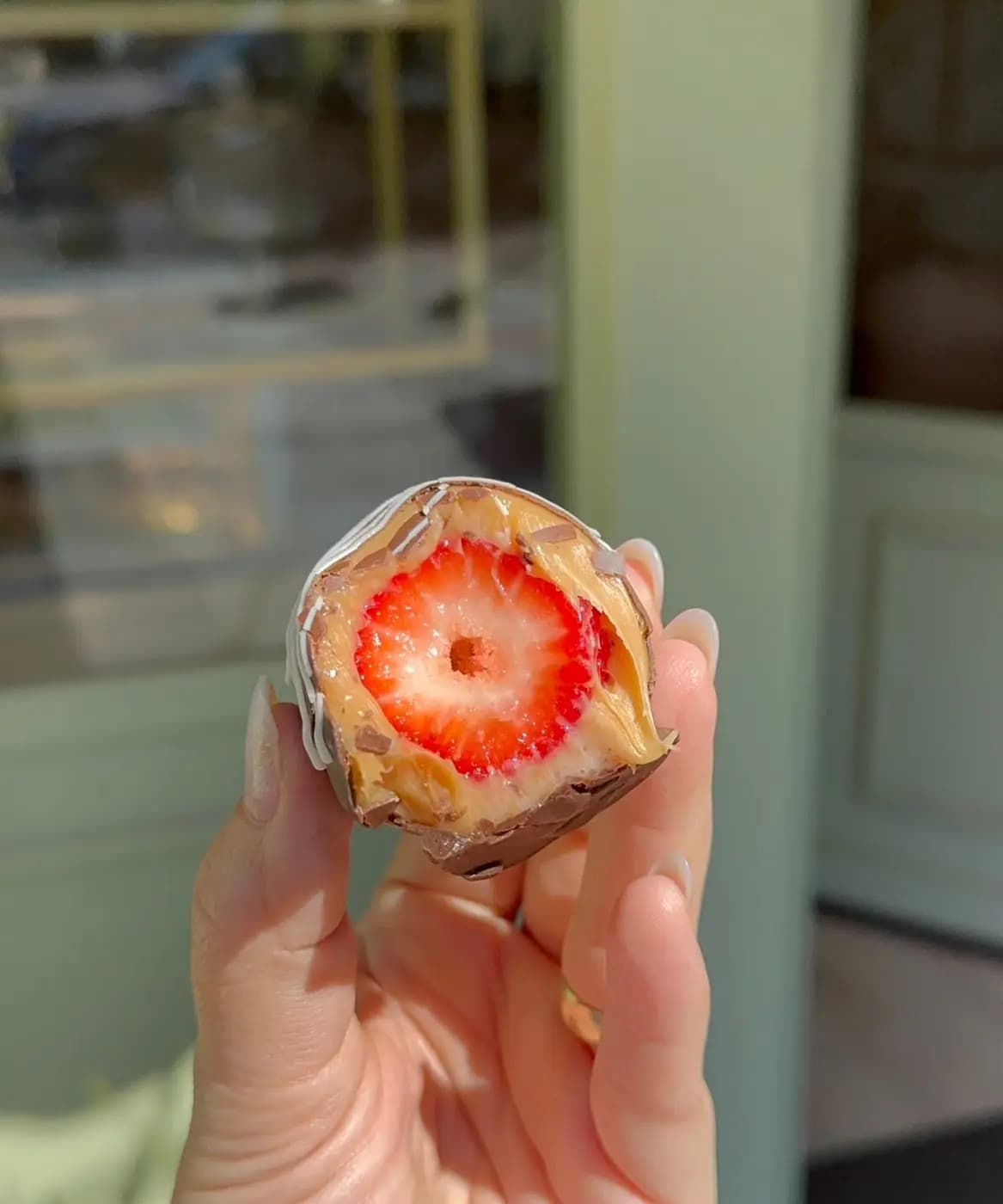 Bombom de morango artesanal Manu Mazuti
