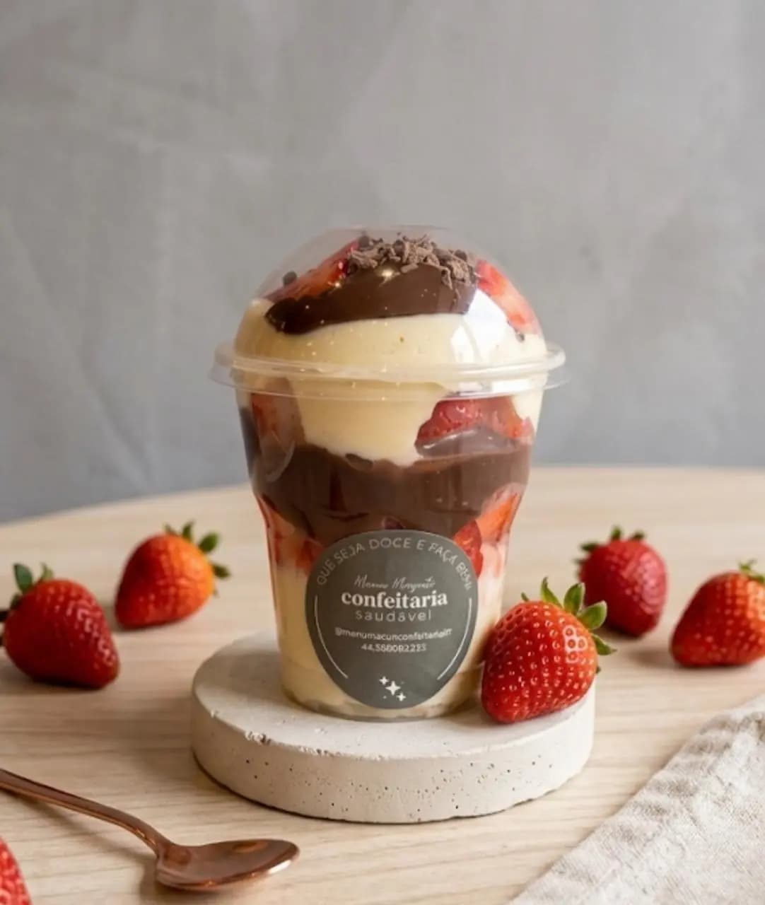Doce no pote de morango Manu Mazuti